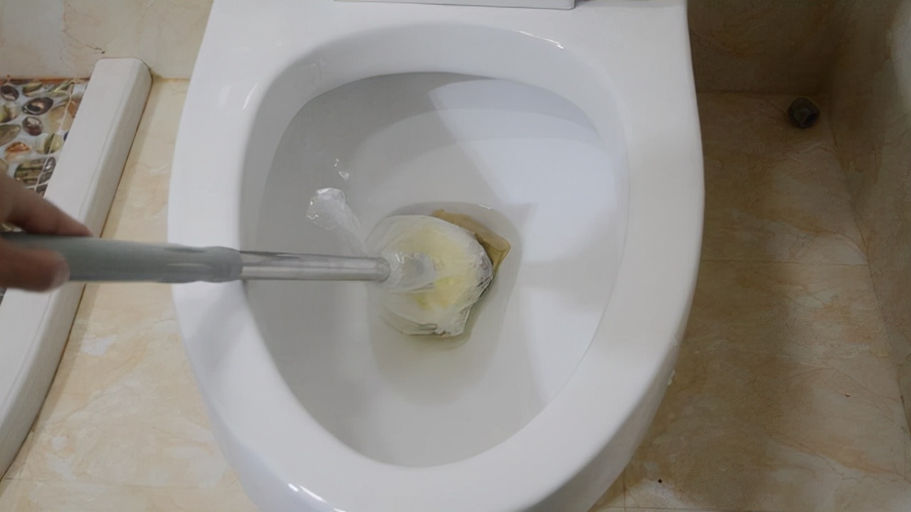 同样是小卫生间，看看人家的马桶边布置，干净利落、清清爽爽！