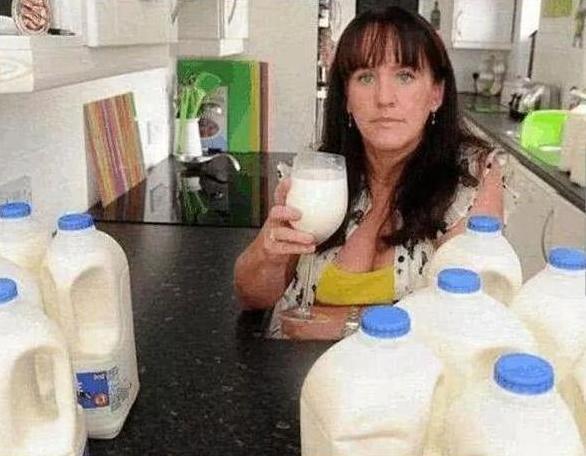 牛奶|她30岁开始把牛奶当饭，一月喝90瓶只为年轻，21年后长成这样