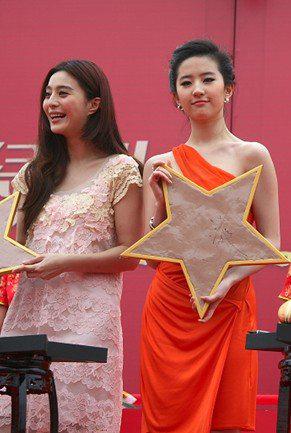 刘亦菲|难怪说合照要远离刘亦菲，以为是谣言，近看真的是白到发光