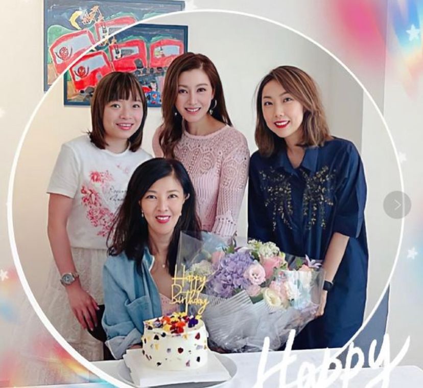 李嘉欣|李嘉欣晒亲姐生日聚会照片， 李嘉明抱鲜花坐C位，长相普通却嫁入豪门