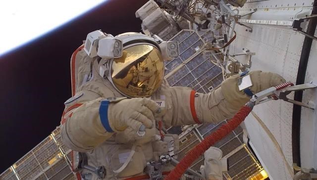 航天服有多重要？宇航员若不慎掉入太空，重返飞船的概率大吗？