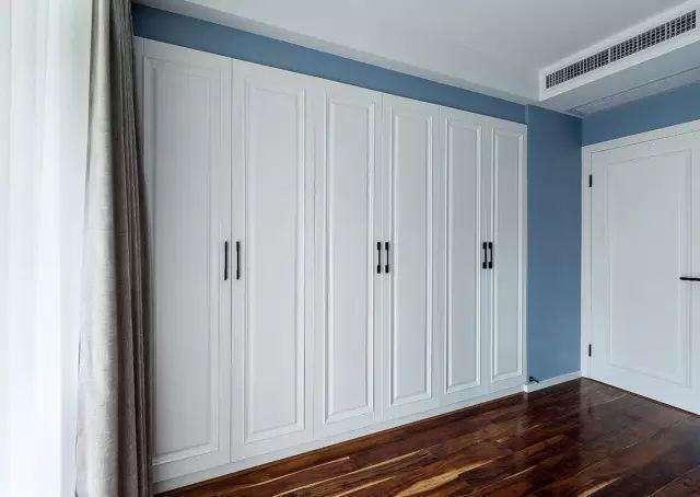 越来越多人卧室不装独立衣柜了,现在都装这种,省地又实用