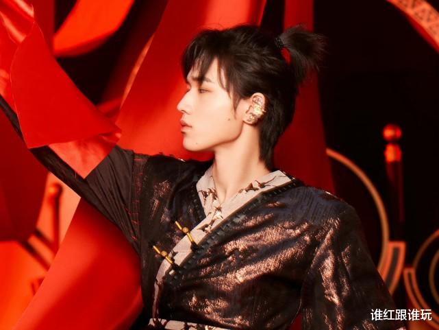 易烊千玺|双11晚会彩排路透：易烊千玺酷帅插兜，时代少年团变顺毛乖小孩