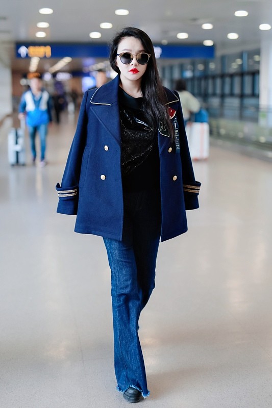 BiuVogue 冉莹颖穿上外套之后,看着正常了很多,圆圆的脸蛋真年轻啊