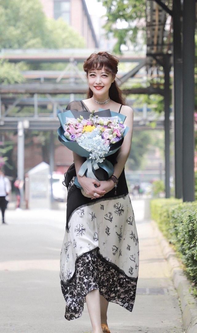 潮帮先生|周海媚越活越年轻了,穿吊带裙还烫卷了刘海,谁敢说这是53岁阿姨