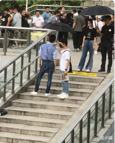 赖冠霖|baby拍戏被偶遇？本人暴瘦锁骨抢镜，多位助理打伞排面大