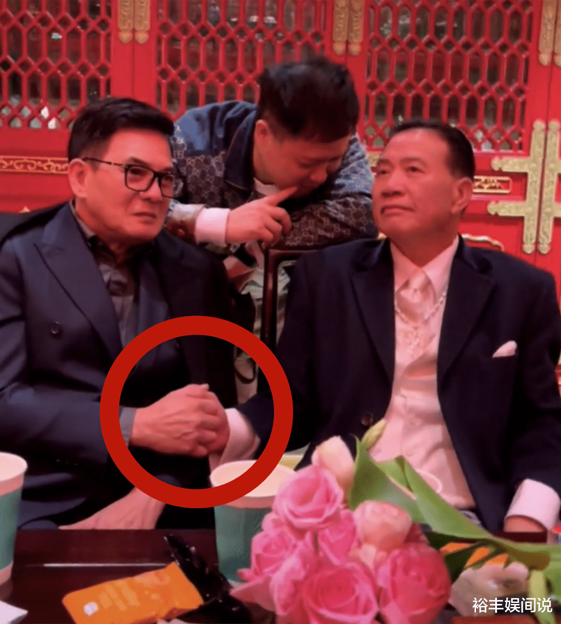 李国麟|“鸠摩智”与万梓良相聚，两手紧握开心畅聊，大三岁却更显年轻