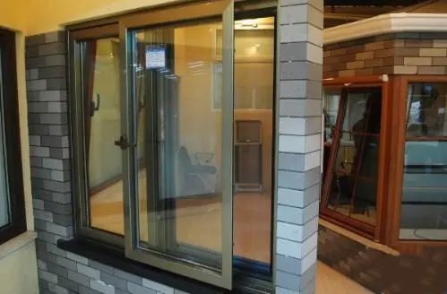 家里别傻傻用塑钢和铝合金封阳台了！现在盛行用这种，牢固更实用