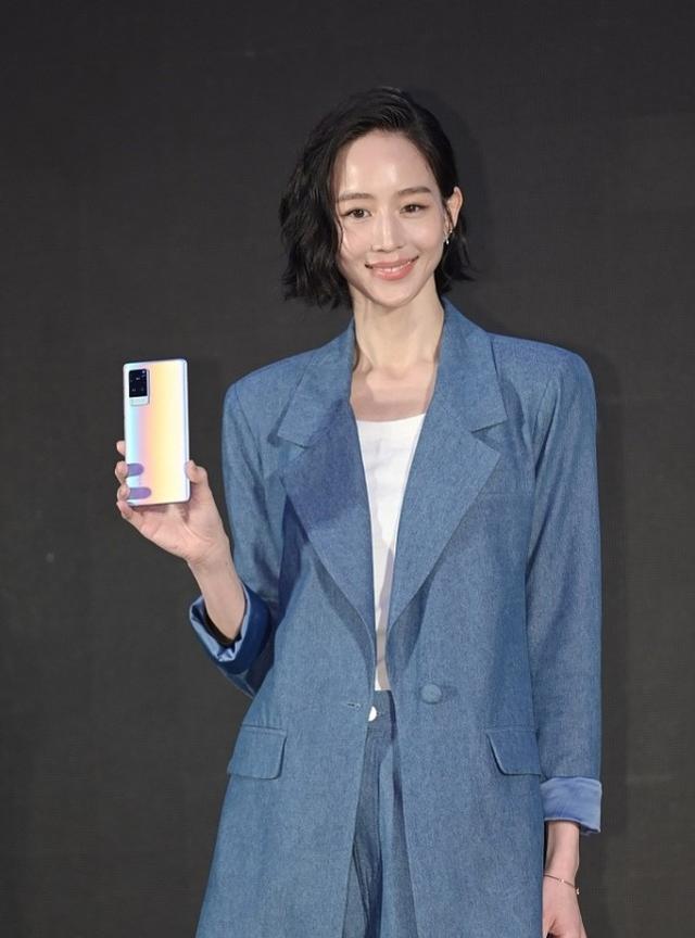 波波的时尚|张钧甯衣品太好了，穿雾霾蓝西装显高挑，光看腿长就有“1米8”