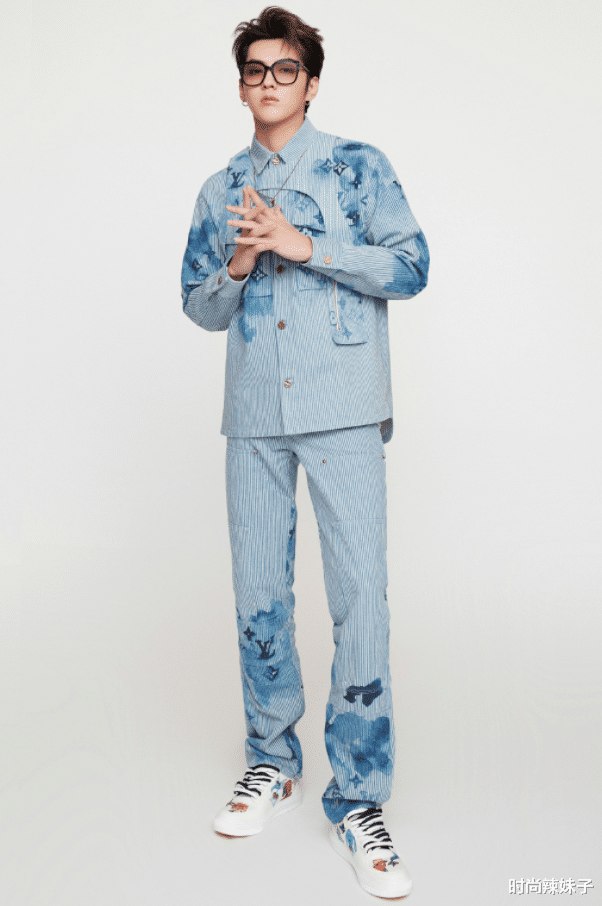 吴亦凡|吴亦凡的“直男坐”火了，双腿呈倒L型，普通人模仿不来