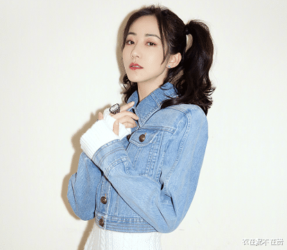 更年期|韩雪穿大衣走机场显气质，脸和迷你手拎包差不多大小，不愧是名媛