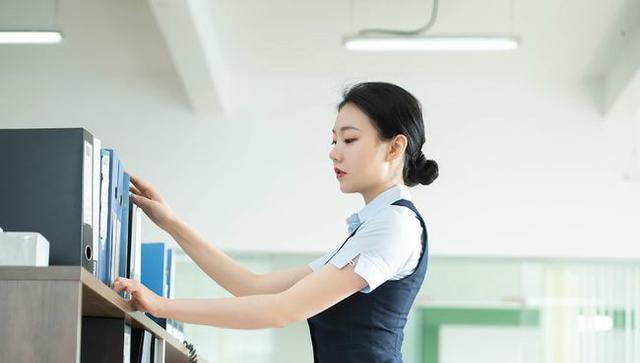 西装|适合白领族的职业穿搭，打造职场丽人，让你在职场上更有优势