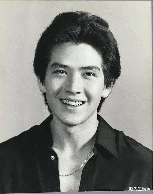 费翔|60岁费翔近照：一代歌坛巨星如今苍老认不出，一生未婚都怨她