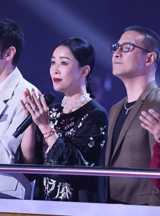 波波的时尚|那英妆容精致出席活动，气质成熟优雅，与平时大相径庭