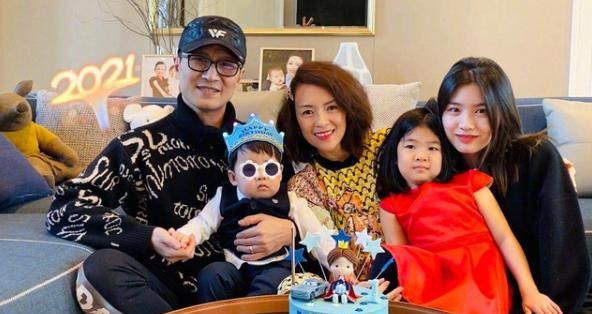 章子怡|42岁章子怡倒吊露出纸片腰！一字劈叉长腿惊艳，5岁女儿身材随妈