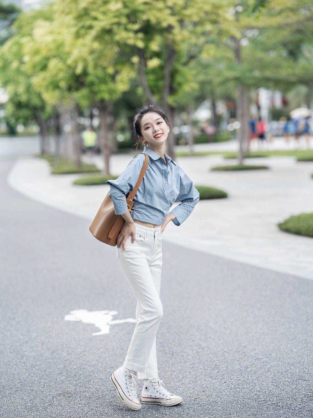 何有强|小个子女生入秋就这么穿,蓝色衬衫搭高腰裤又飒又美,显高又显瘦