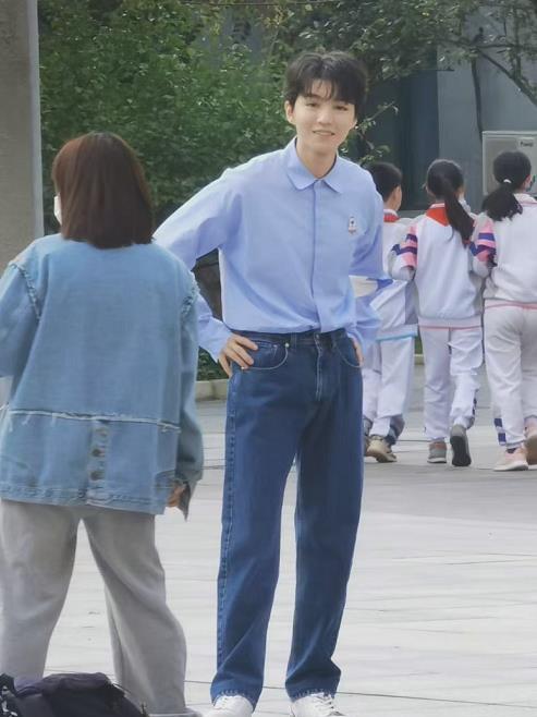 |偶遇王俊凯和好友聚餐，生图颜值依旧精致，即便戴上口罩也帅