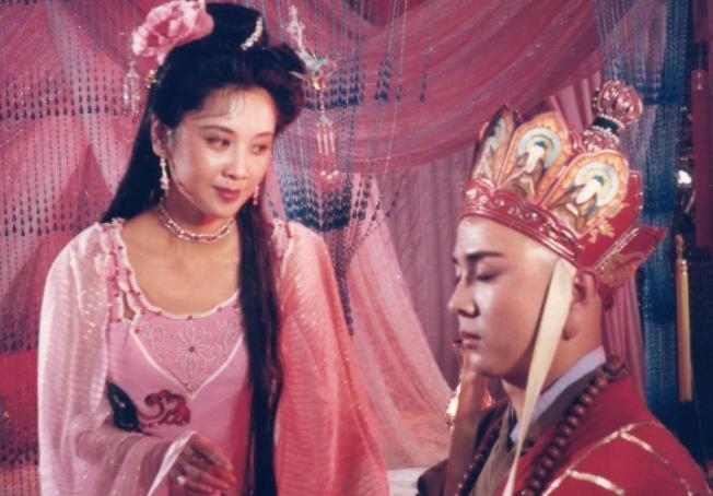 伊人|美女模仿西游记女儿国，眼神太空洞差点火候，哪是致敬这是毁经典