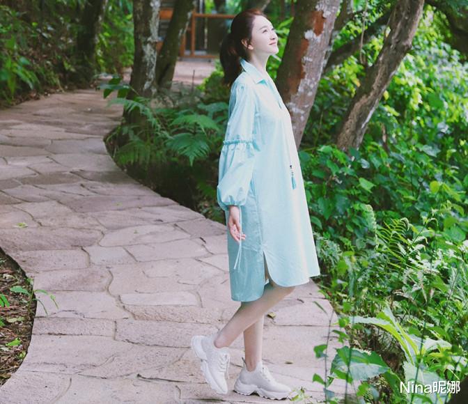 Nina昵娜 李小冉片场打游戏上瘾！穿西装半挂羽绒服对闺蜜爱答不理，忙的衣服都不好好穿