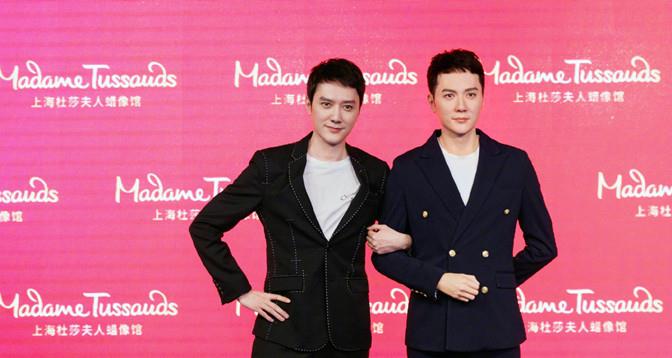 方脸妹说时尚|冯绍峰久违走机场,穿牛仔外套戴名贵表太奢侈,见记者偷拍忙挥手