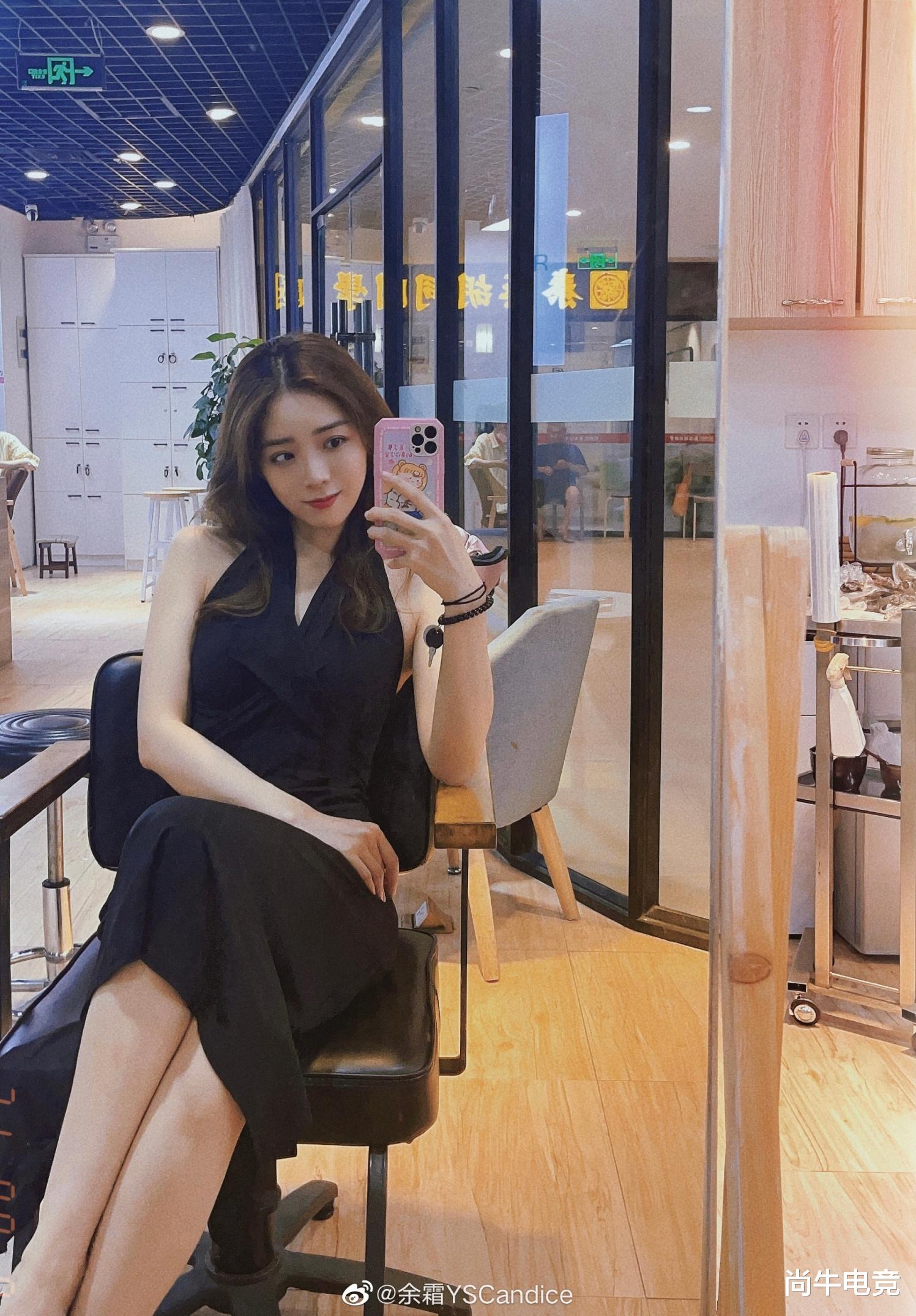 余霜|LPL主持人余霜微博晒图神似张静初引粉丝热议：人类高质量女性