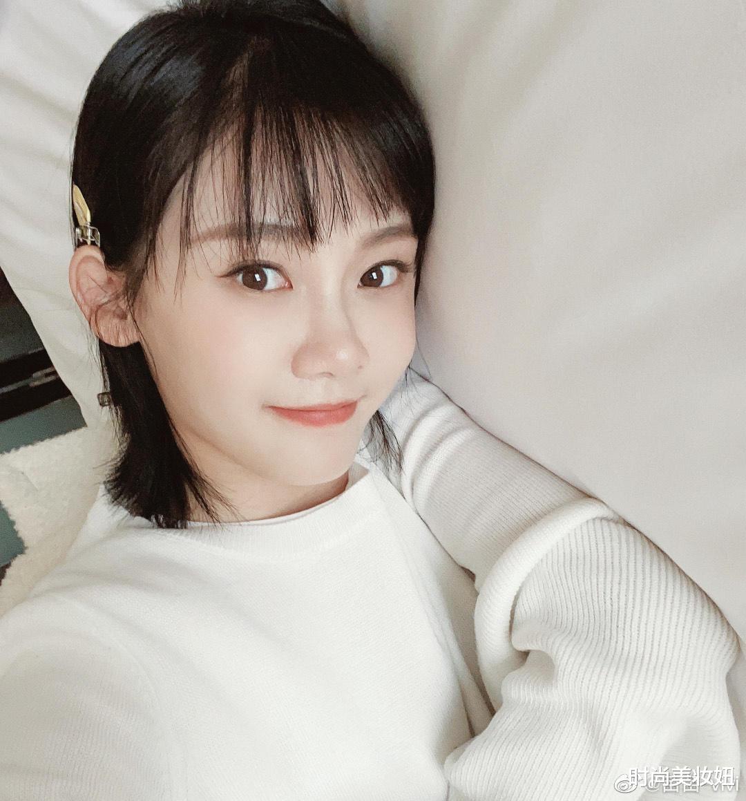 时尚美妆妞 郑恺老婆“苗苗”真耐看，穿白色无袖连衣裙优雅大气，真高级