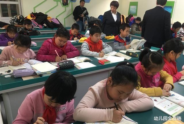 幼儿园全攻略|中小学放学再延两小时，孩子接送问题就解决了？新的问题又出现了