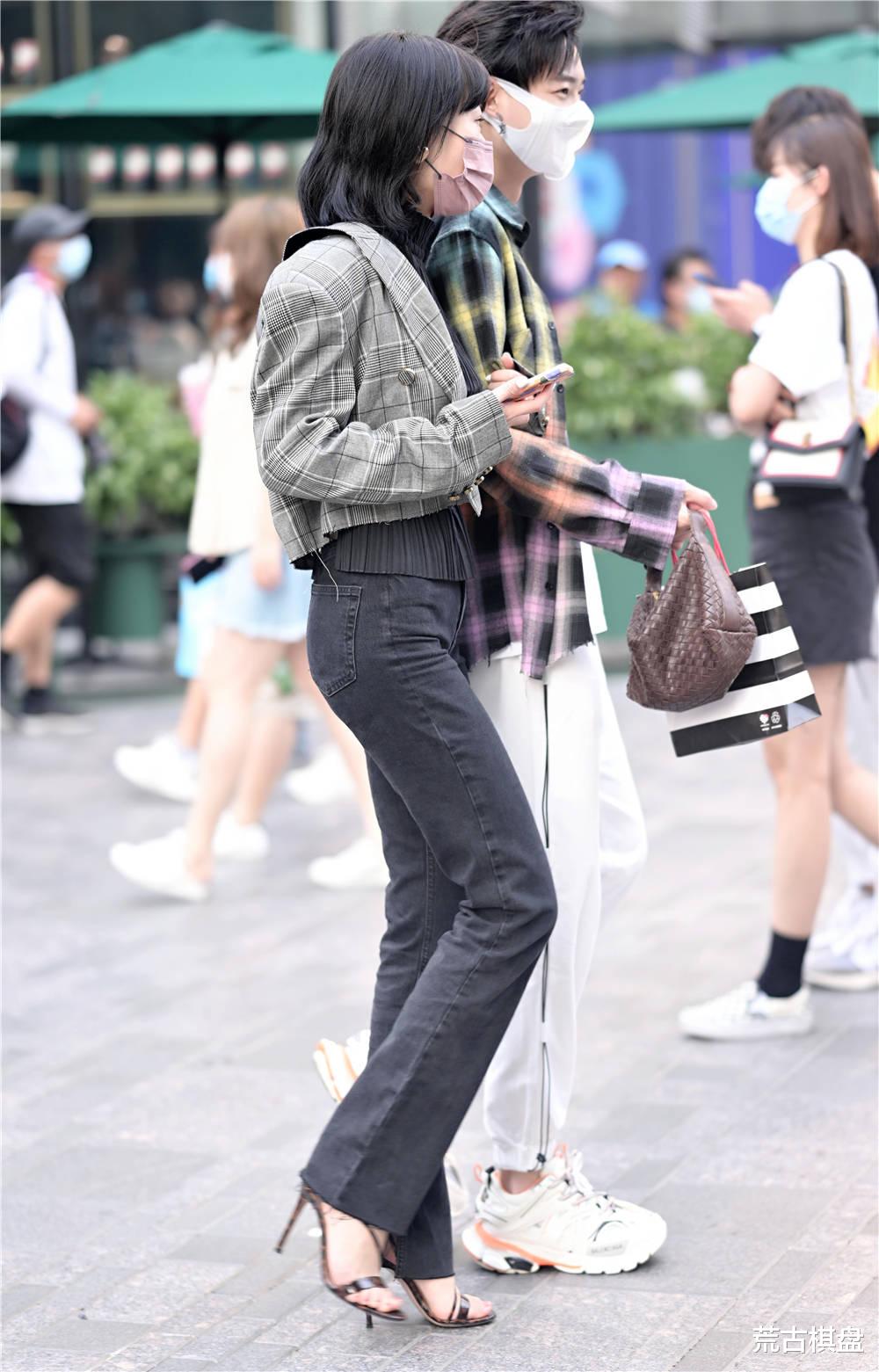 荒古棋盘|秋天的时尚美女，选择牛仔裤逛街，总要搭配出一点特别的味道