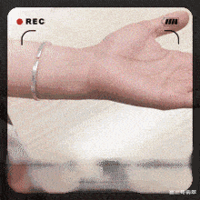 翡翠手镯|翡翠手镯不能只戴一只?真的是这样吗?行家揭秘!