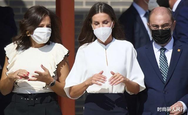 时尚丽人风行|西班牙王后穿旧衣成瘾！开叉衬衫很性感，为显脸小直接戴大码口罩