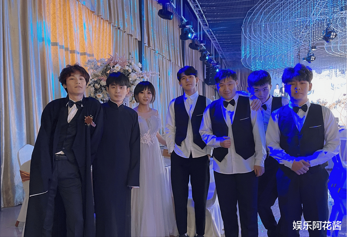 岳云鹏|岳云鹏参加外甥婚礼，蹲地上陪伴80岁母亲，配合亲戚合影脸笑僵