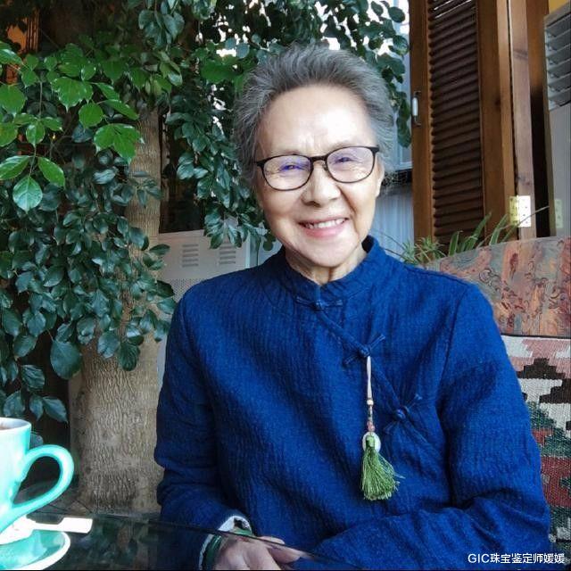 GIC珠宝鉴定师媛媛|刘诗诗“奶奶”，83岁的年龄最爱佩戴翡翠首饰，美人会老优雅不会