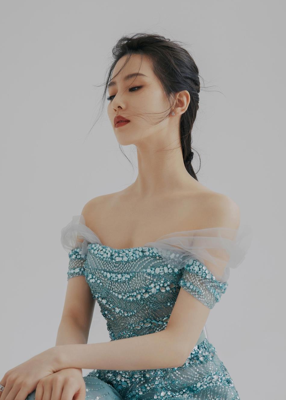 迪丽热巴|圆头扁头、溜肩直肩、仪态风情、女明星卷起来有多厉害？