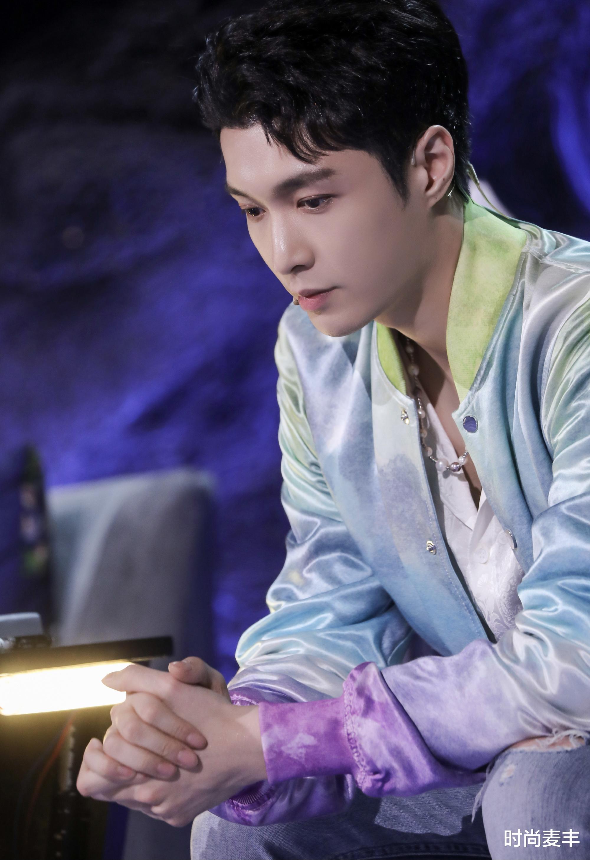 张艺兴|张艺兴亮相央视颜值惊人，状态越来越精神，白蓝色系清爽亮眼