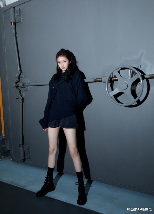 生肖|?关晓彤新造型美多了！清爽高马尾配“蓝耳朵”，鬼马少女元气满满