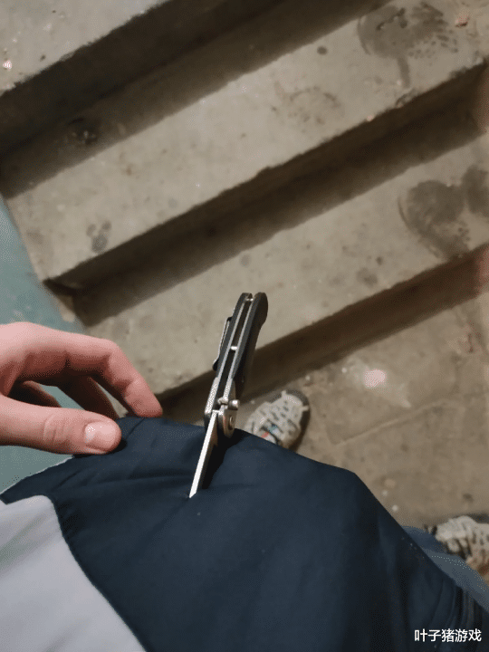 薪水 巫师玩家线下交易遇险,劫匪不讲武德上对抗!昆特牌这回真救命了