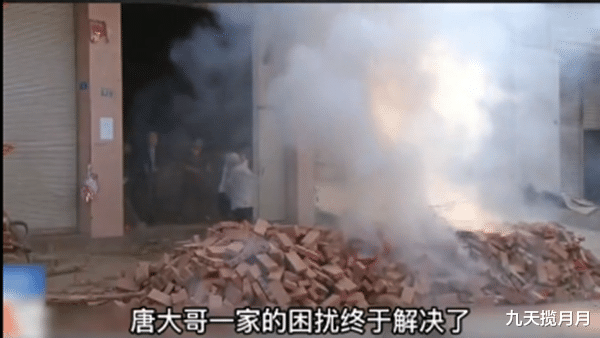 九天揽月月|80岁的老太太被扔出门外，邻居全部叫好，是老人变坏了还是坏人变老了？