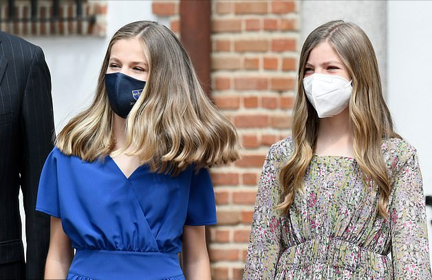 裙装|女儿长大妈妈老了！两位公主穿裙装越来越水灵，莱后现白发变憔悴