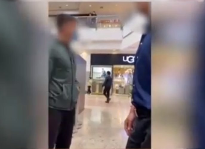 前方社会冲锋号 大连24岁女生商场看演出被摸臀部，抓住嫌疑男子理论反遭辱骂，男子：谁稀罕碰你！