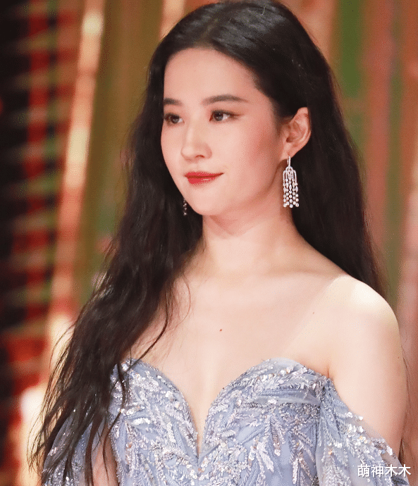 刘亦菲|刘亦菲瘦身成功?硬照P出大长腿尖下巴,新造型跟唐嫣撞款