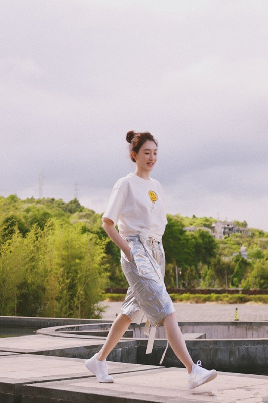 GD时尚爆|李小冉这气质无敌了,白T恤配牛仔裤,未施粉黛依旧美得清新脱俗