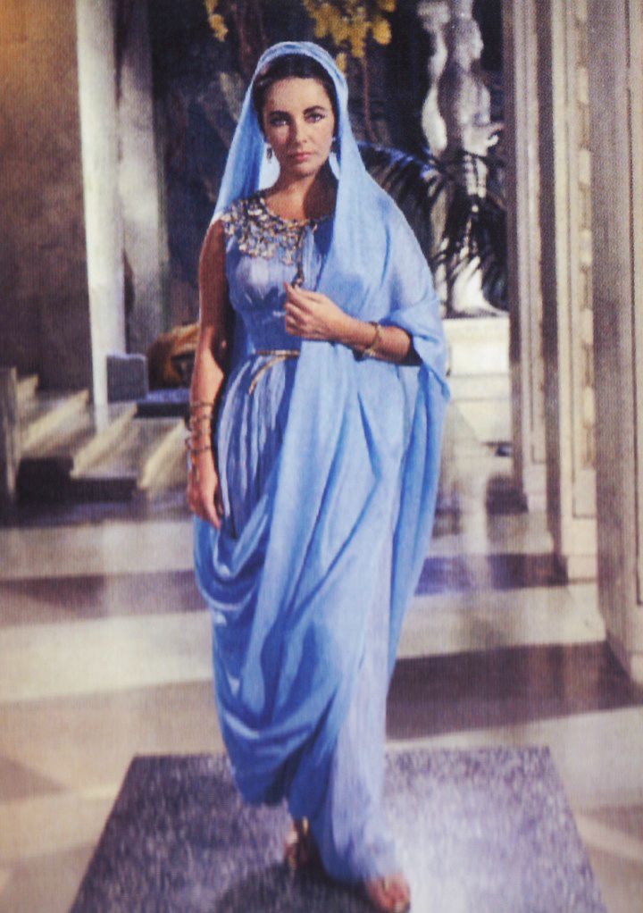 伊丽莎白·泰勒|《埃及艳后》服装：不符合历史，但强调了伊丽莎白·泰勒的美丽。