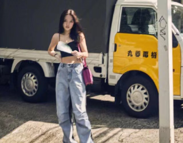 倚天屠龙记|李咏女儿近照曝光,辣妹打扮十分吸引人,上学也是妈妈亲自送