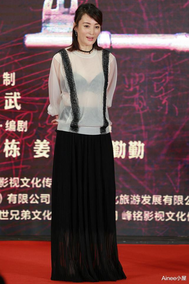 穿衣搭配|蒋勤勤短发显张扬,穿亮片上衣闪亮贵气,全紫造型一般人挺难驾驭