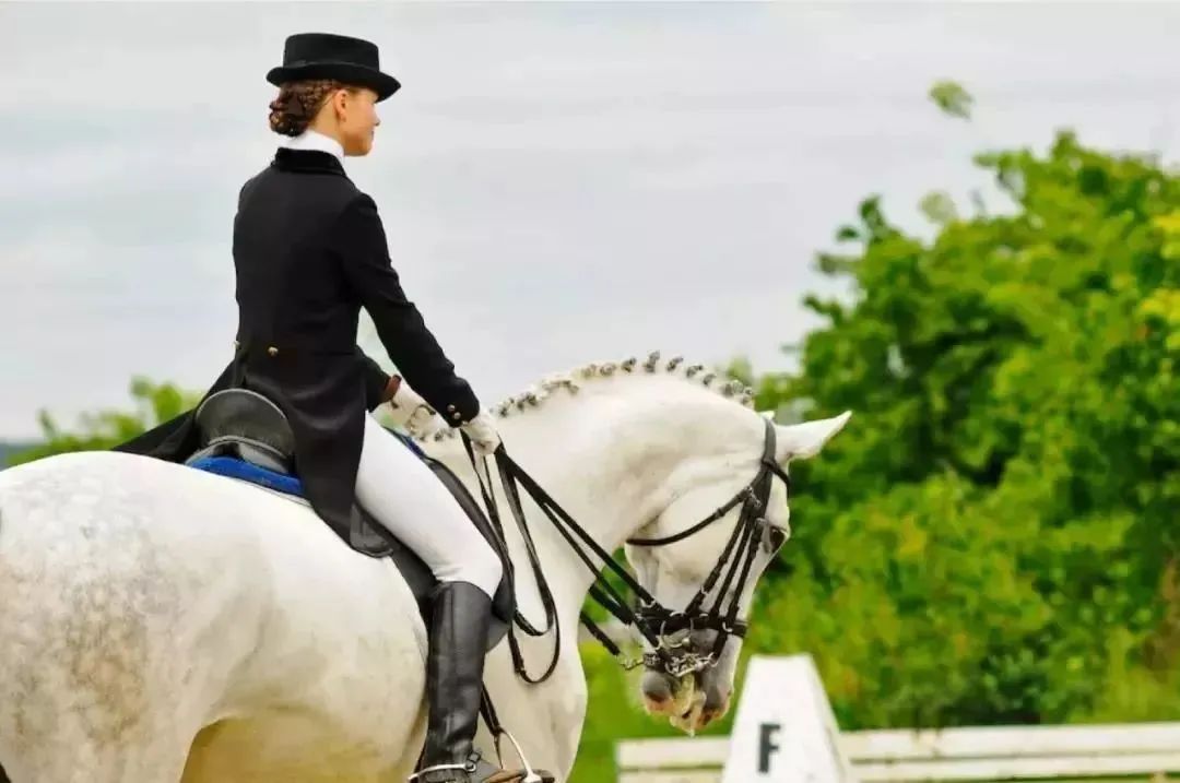 桃花时尚 英国“最穷公主”，一件大衣穿40年，却成顶级时尚达人