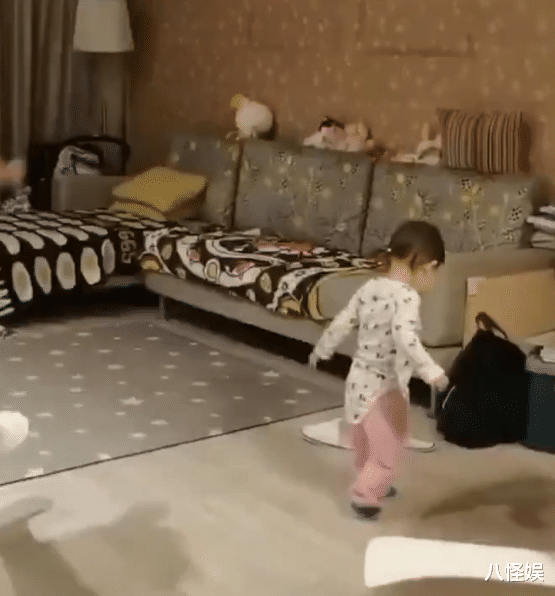 |热依扎罕晒一岁半女儿，小姑娘跳舞不忘提醒妈妈背剧本，好暖心