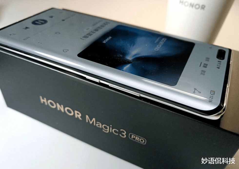 512GB+IP68防水,因酷似华为Mate 40 Pro而热销,如今也降价了