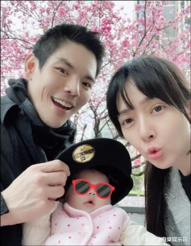 |向佐12月22日晒合影，当爸后面容变化太大，郭碧婷的大妈发型抢镜