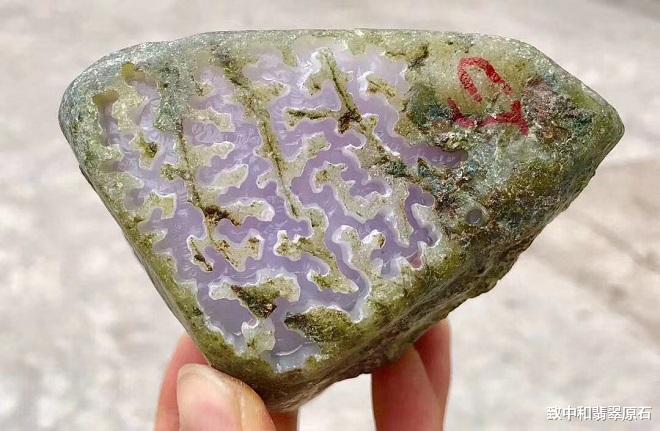 翡翠手镯|高价拿下皮薄如纸的翡翠原石，竟切出10支春带彩手镯，这实力没谁了