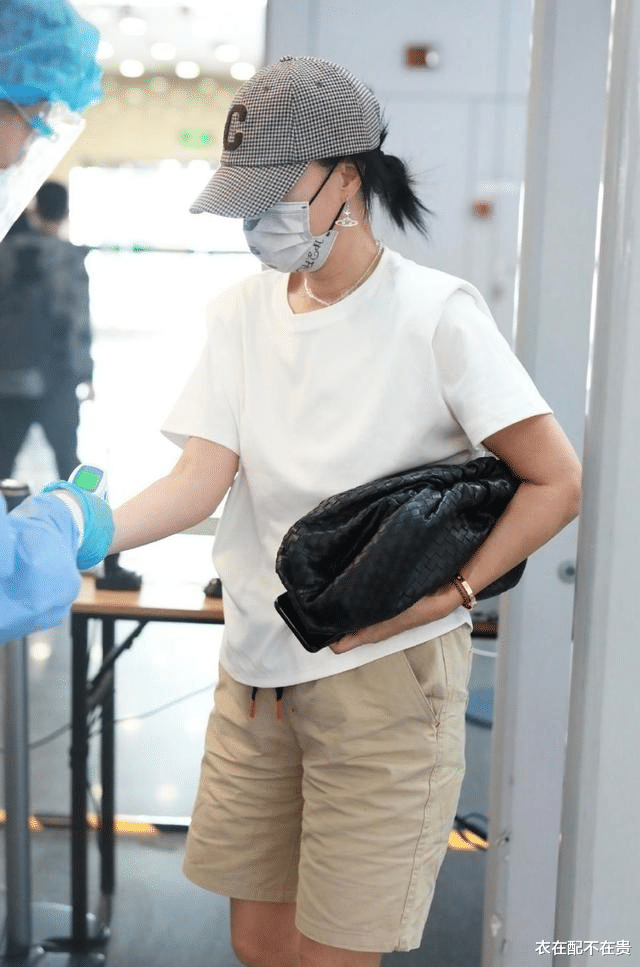 衣在配不在贵|那英走机场挺接地气，皱巴巴的五分裤也敢穿出门，和普通人没区别
